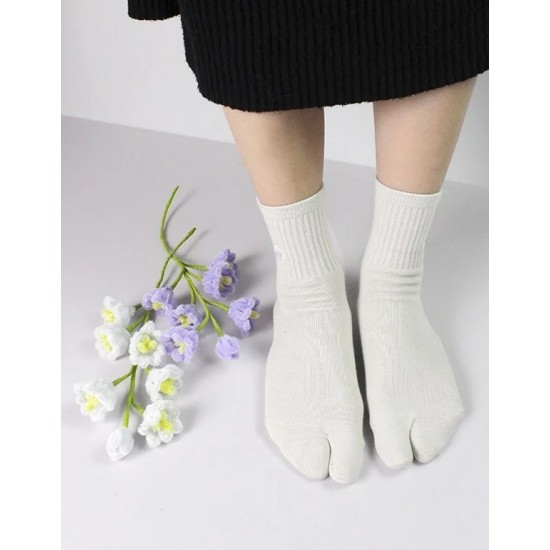刺繡分趾中筒襪-燕麥白